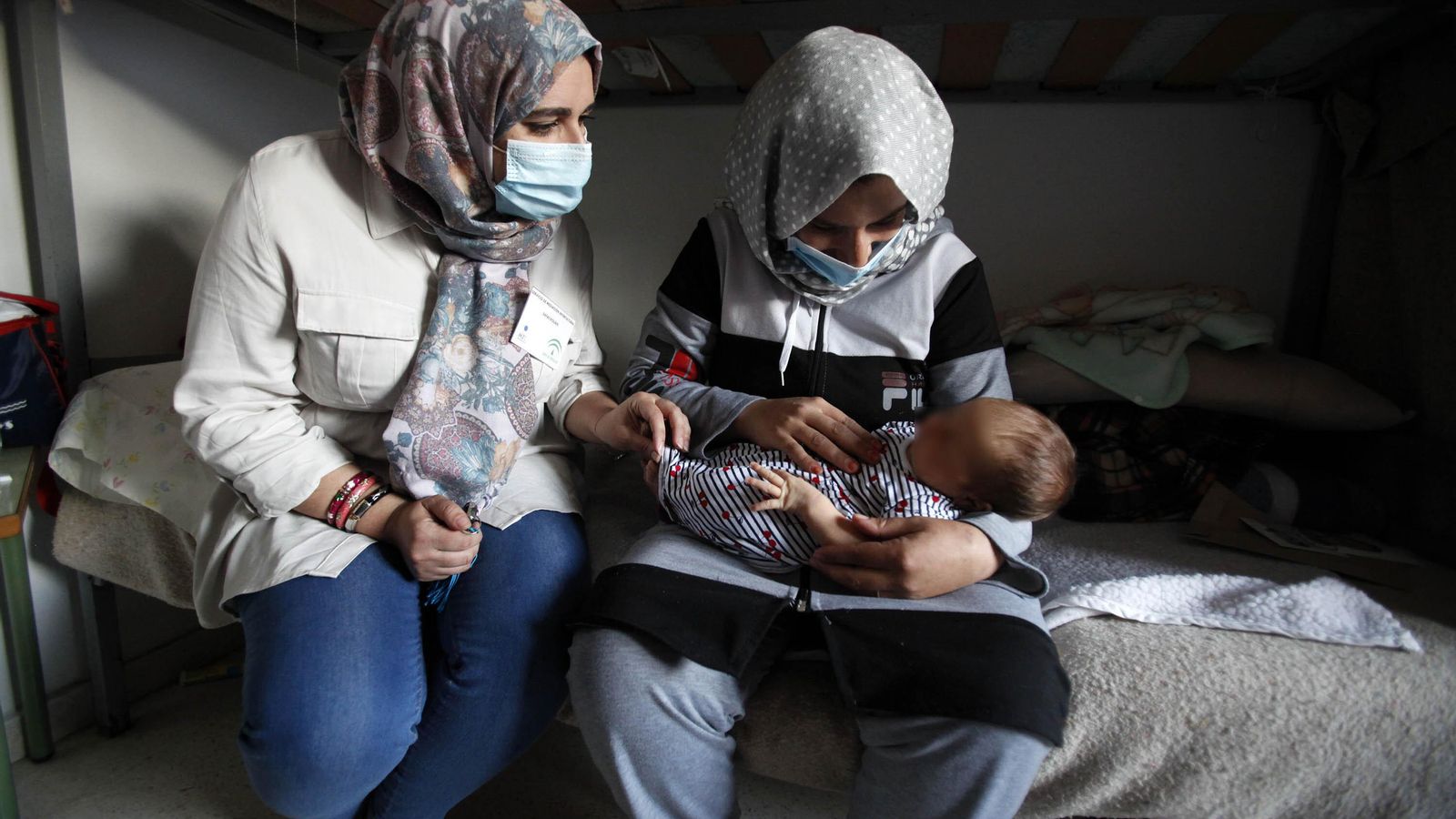 Una de las mujeres, con la mediadora.