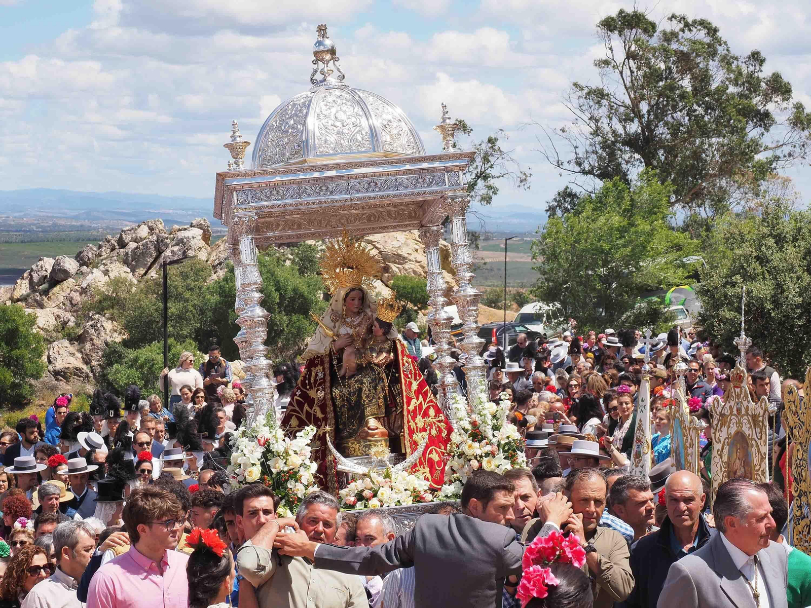 No te pierdas las espectaculares fotografías de la Romería de la Peña, en Puebla de Guzmán