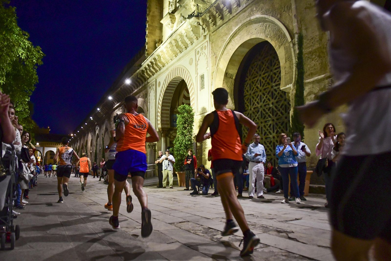 Un grupo de atletas a su paso por el Patio de los Naranjos.