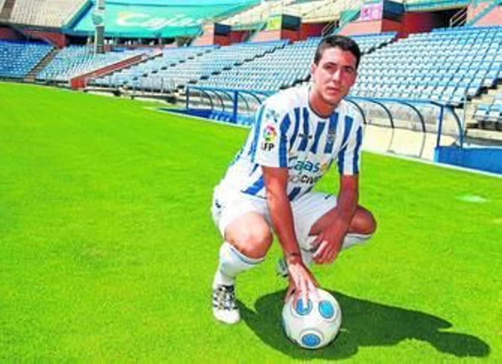 Alejandro Zamora posa en el césped del Nuevo Colombino luciendo por primera vez la elástica recreativista. Alejandro Zamora posa en el césped del Nuevo Colombino luciendo por primera vez la elástica recreativista.