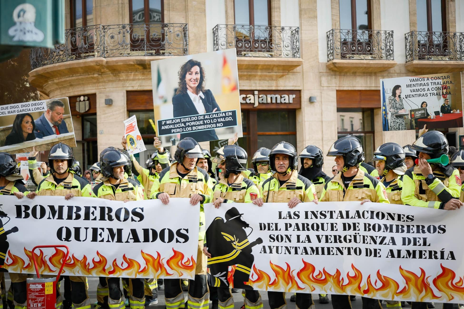 Imágenes de la manifestación de bomberos en Almería