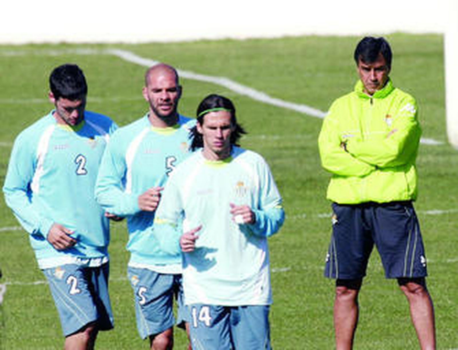 José María Nogués observa a sus jugadores, mientras Melli, Rivas y Capi pasan por su lado.