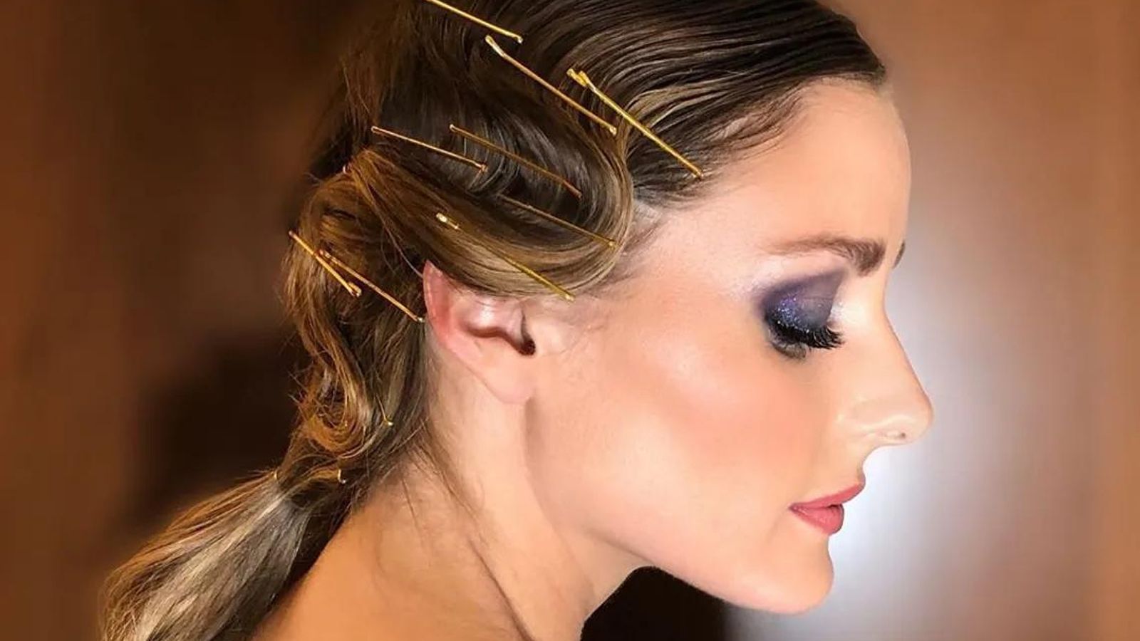 Coleta baja con horquillas para un peinado de Navidad.