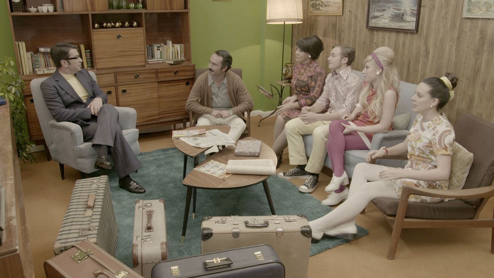 Arturo Valls (izquierda) con la familia, caracterizada ya para vivir en la década de los 60.