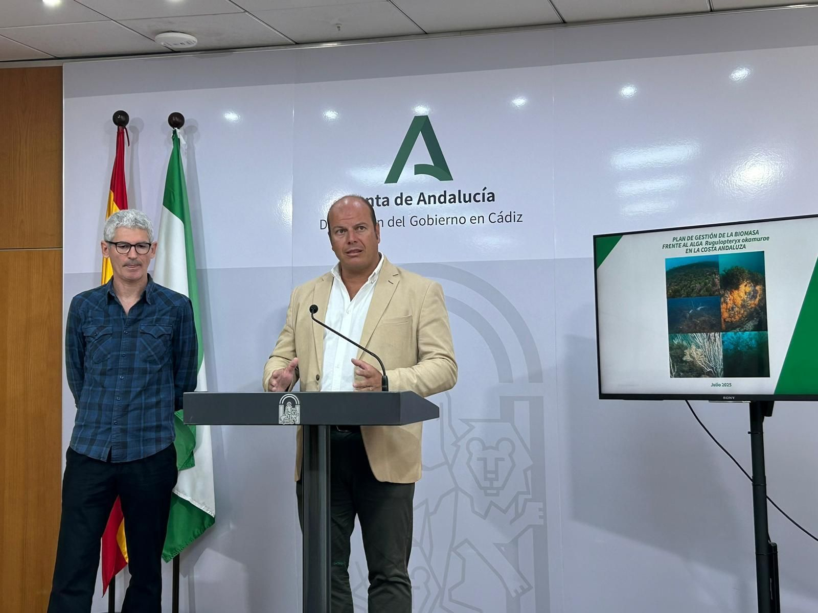 Presentación del plan  de gestión del alga invsansora de la Junta en Cádiz.