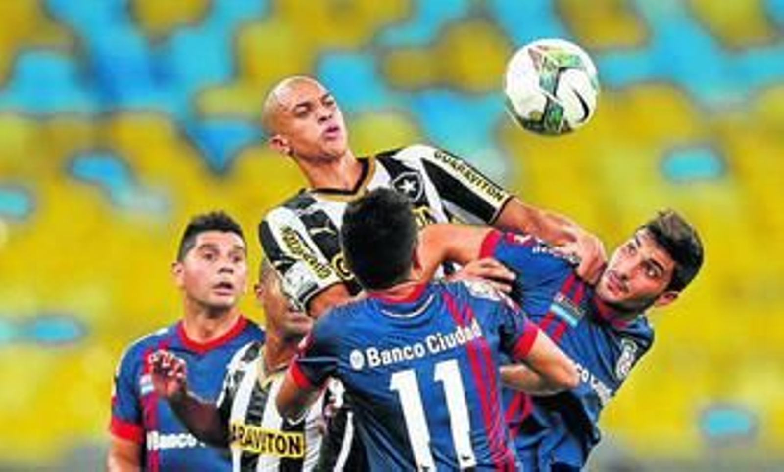 Doria se eleva entre varios rivales para rematar de cabeza durante un partido de la Copa Libertadores jugado con el Botafogo.