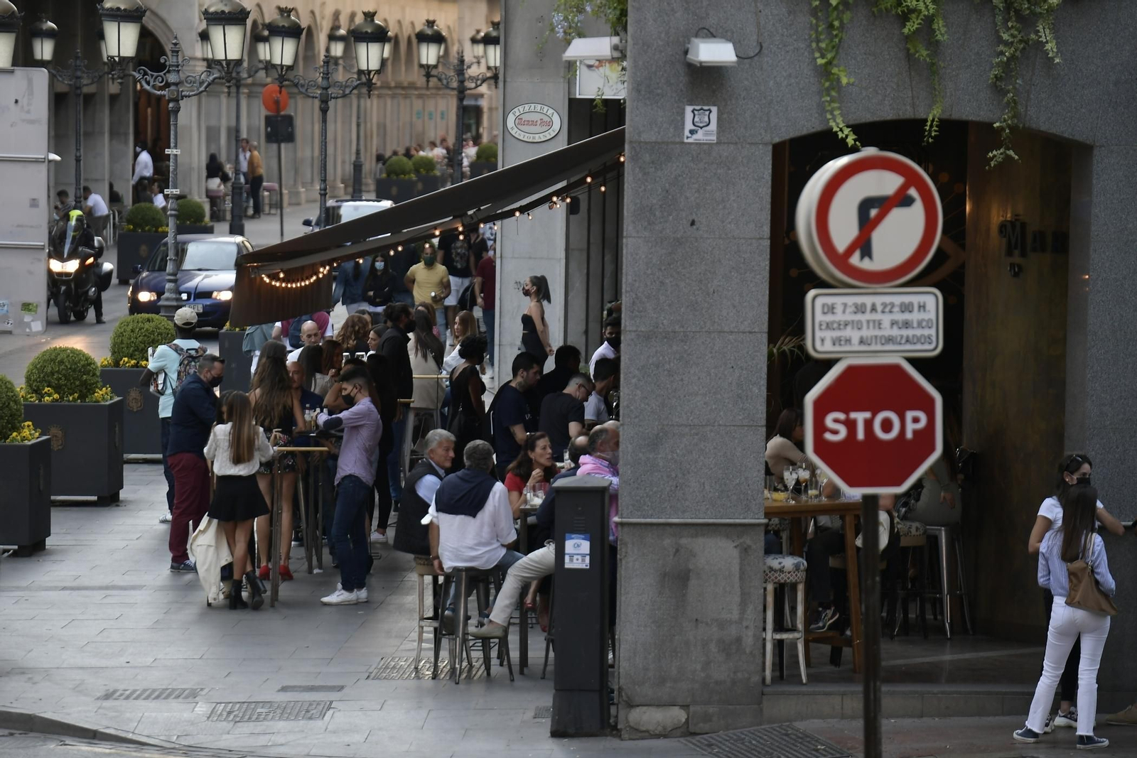 Y el domingo después de la movida... sigue la fiesta en el entorno de la calle Ganivet de Granada