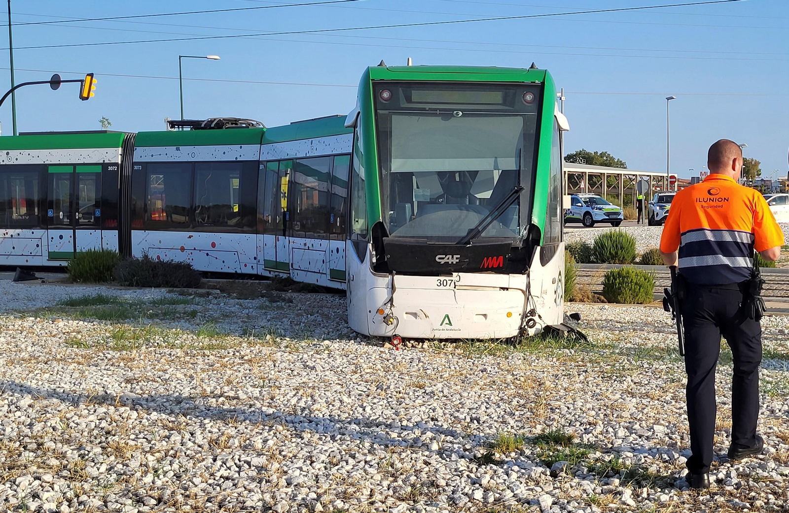 Las fotos del accidente entre el Metro de Málaga y un coche en El Cónsul