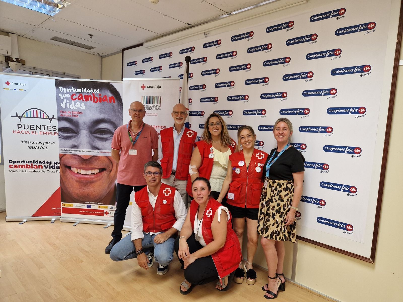 Equipo del Plan de Empleo de Cruz Roja, el presidente de la institución en Jerez, Ignacio Jaén, junto a Rocío Chacón, responsable de RRHH de Carrefour, y Domingo Acedo, director gerente de Carrefour Jerez Sur.