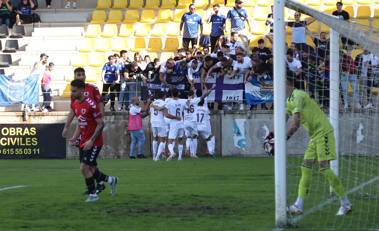 Los azulinos celebran el 0-1 de Diego.