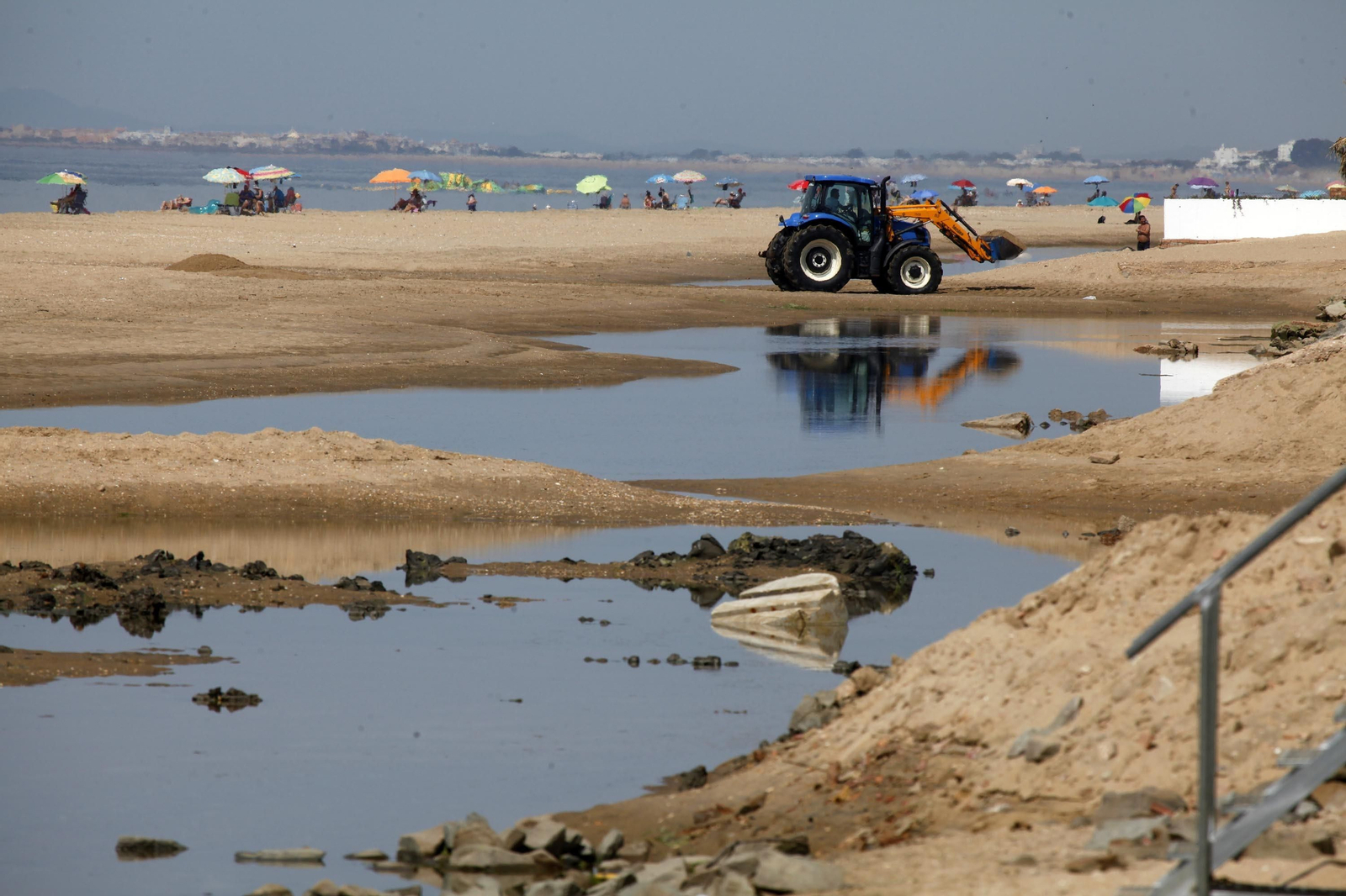 Las imágenes de la recuperación de la playa de La Antilla