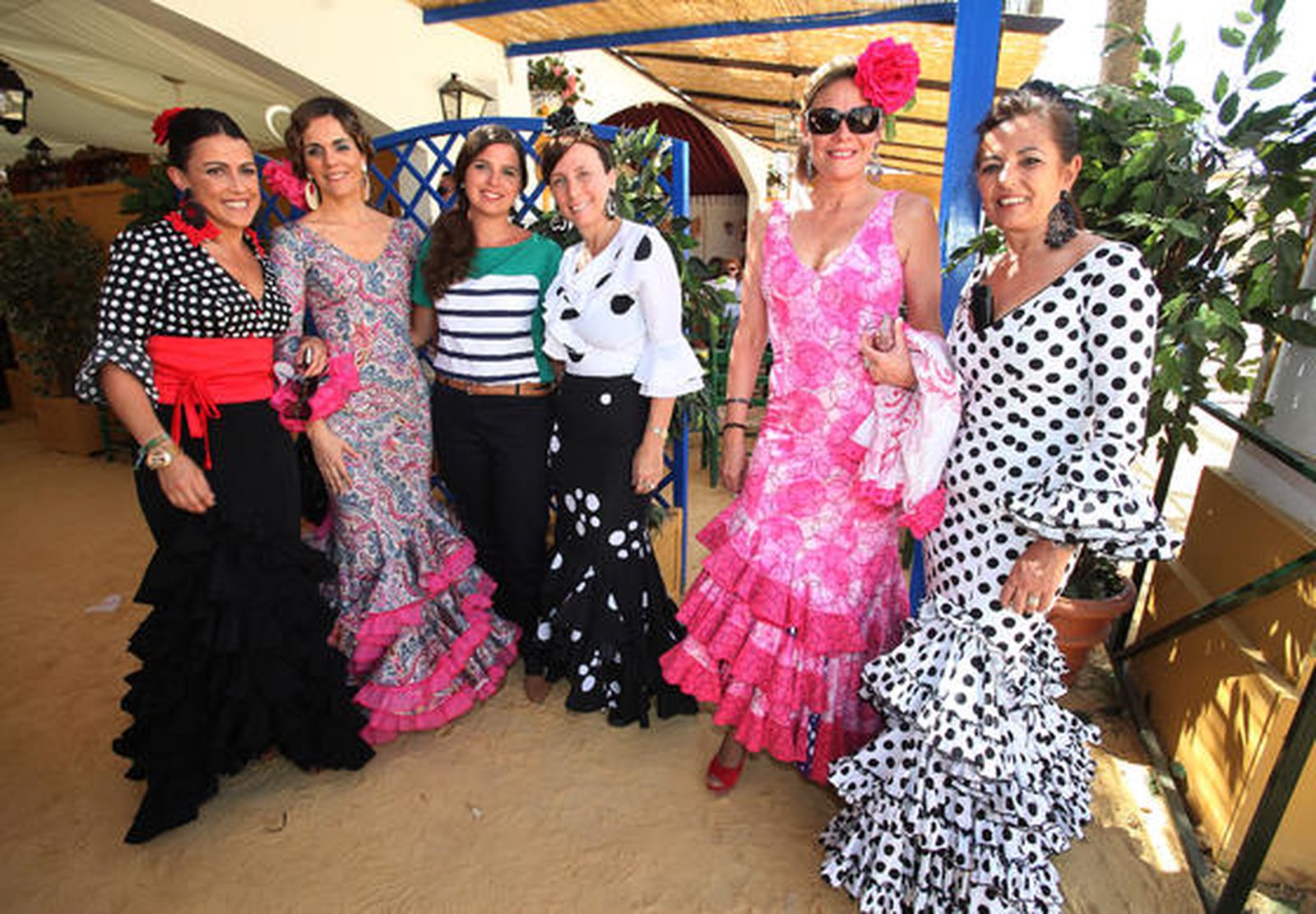 Almudena Plaza, directora de Ikea Jerez, junto a Estichu de Jerez, Lola Rueda, de D’Arte Grupo; Patricia Sánchez, Mamen Rodríguez y Marisa López, ejecutiva de cuentas de Diario de Jerez.

Foto: Vanesa Lobo