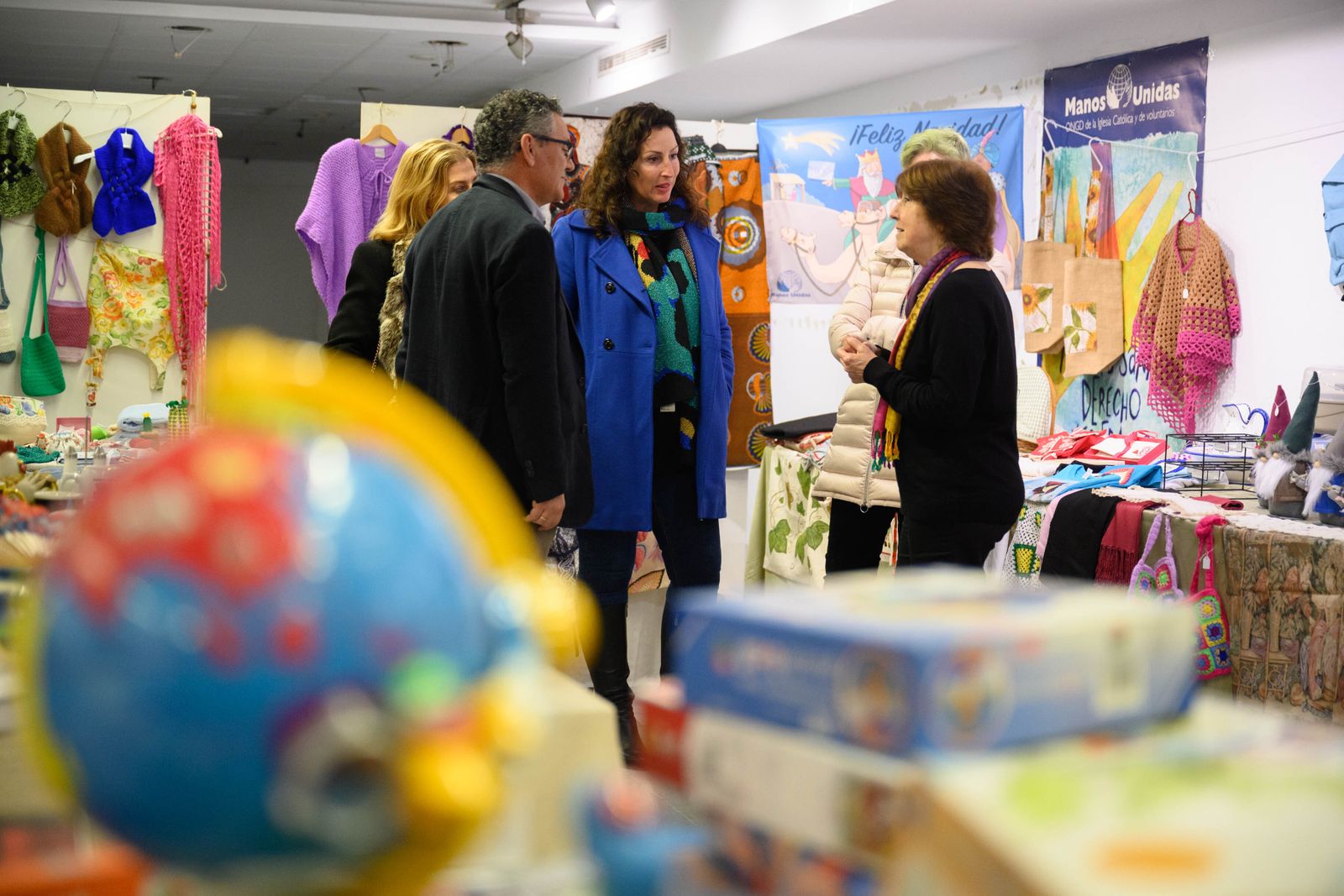 La alcaldesa en el mercadillo de Manos Unidas