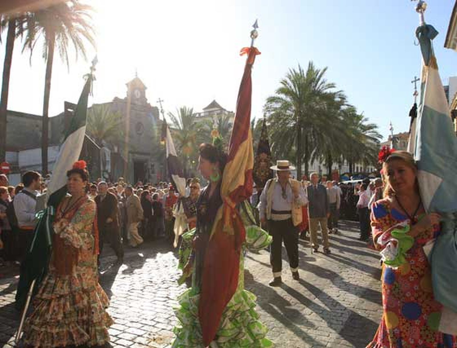 La hermandad rociera, tras asistir a la misa de romeros en Santo Domingo, coloca el Simpecado de Jerez en la carreta e inicia el camino hacia la aldea de El Rocío

Foto: Juan Carlos Toro