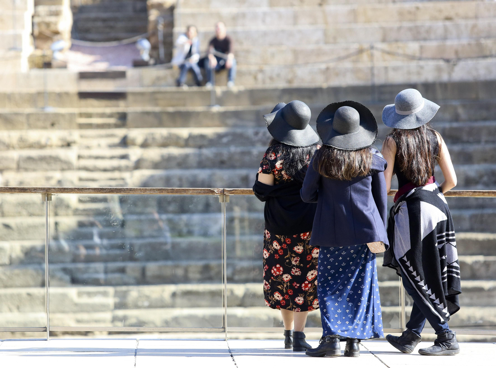 Tres mujeres con sombreros, en el centro de la capital