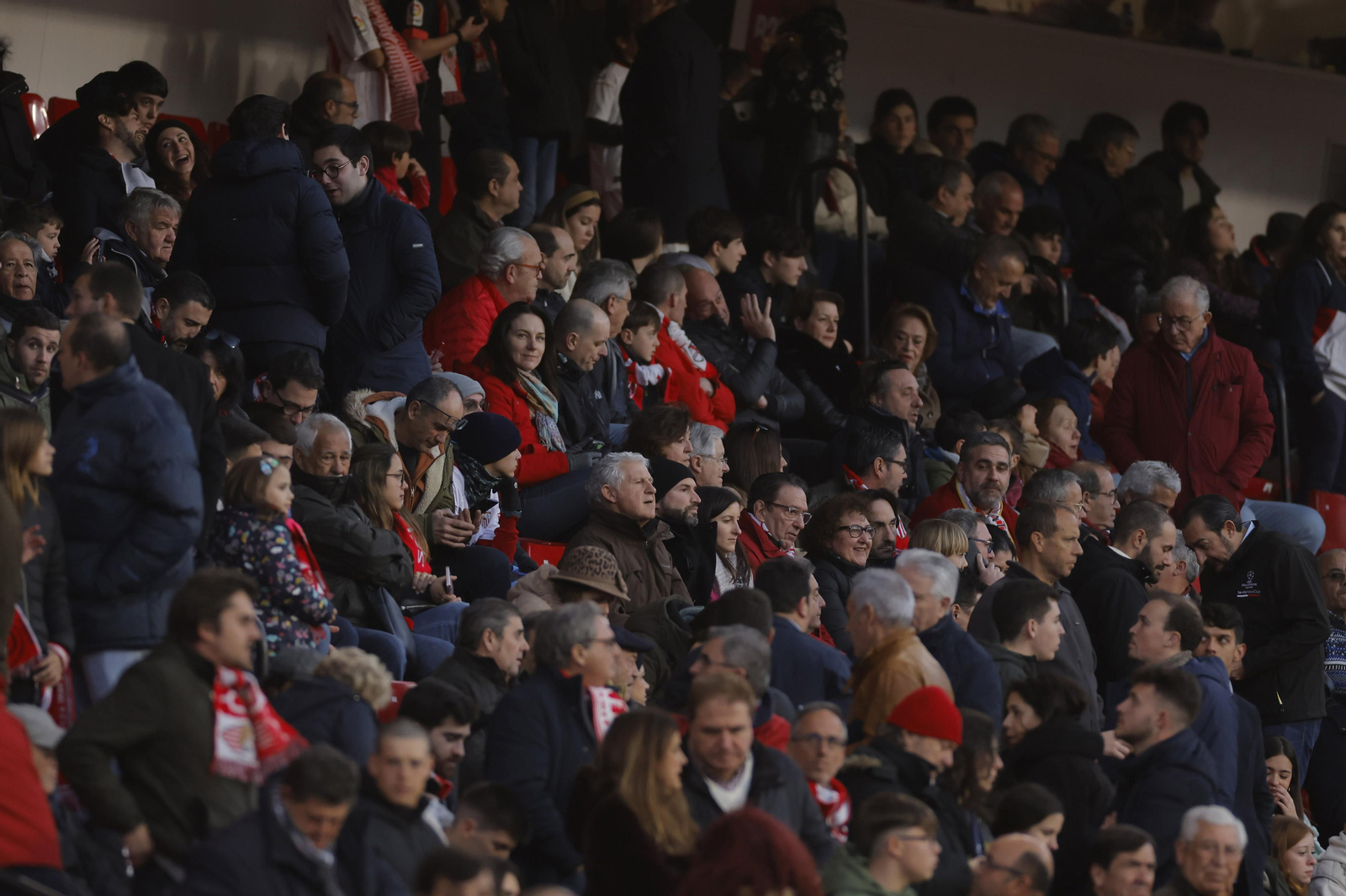 Búscate en las fotos del Sevilla-Elche