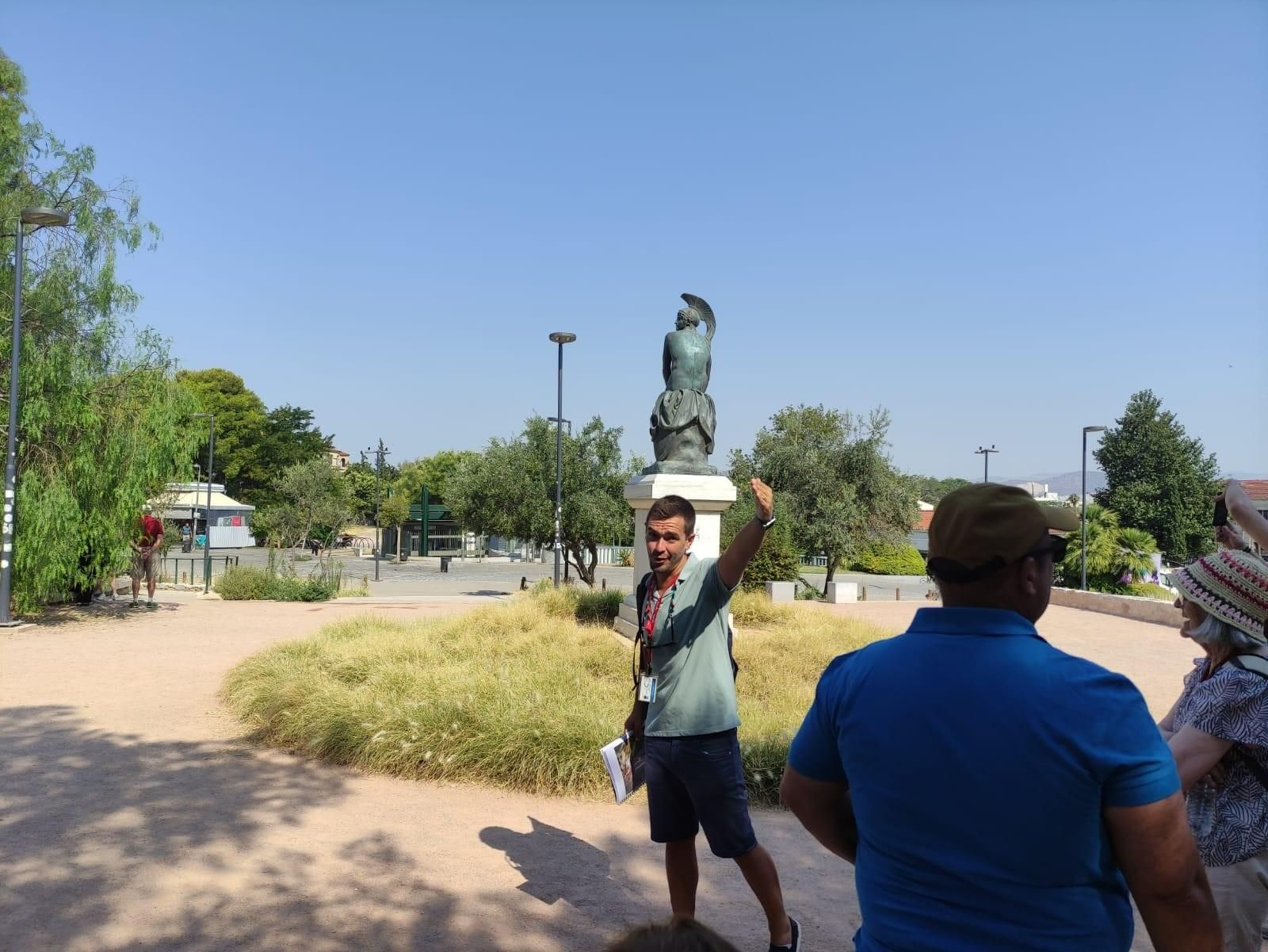Jesús Pozuelo, el martes junto a la estatua de Teseo en su ruta por Atenas.