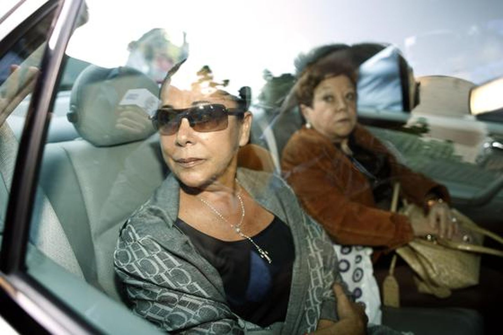 Isabel Pantoja levanta un revuelo mediático a su llegada a los juzgados de Marbella. / Reuters