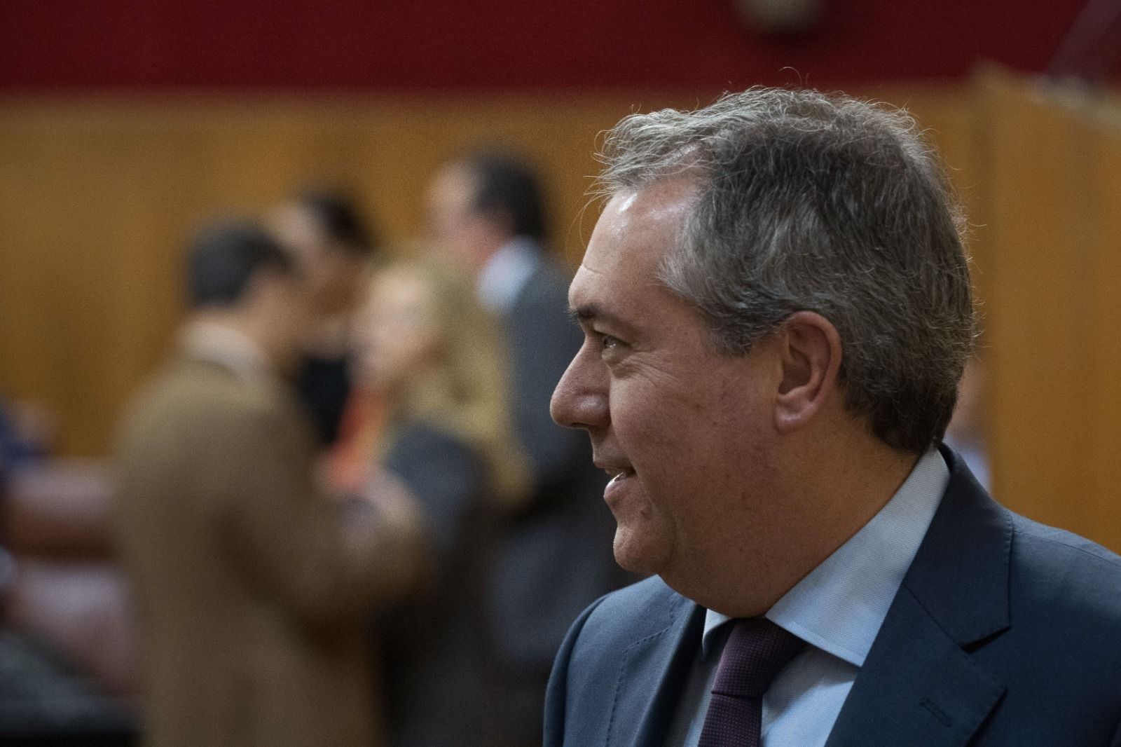 Juan Espadas durante la celebración del pleno en el Parlamento andaluz esta tarde.