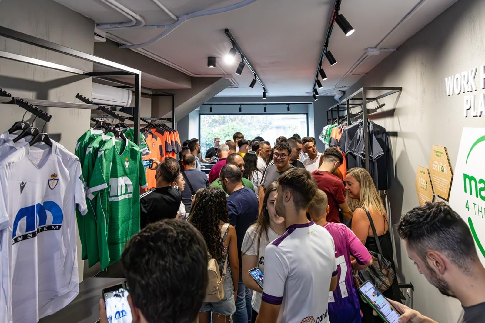 Así son las nuevas camisetas y la nueva tienda del Real Jaén, en imágenes