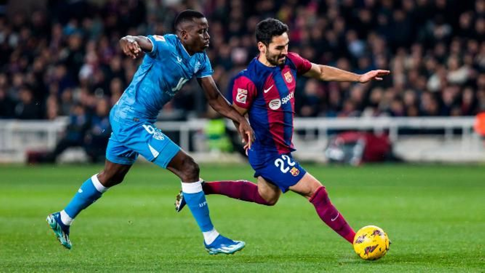 Dion Lopy disputa un balón con Ilkay Gündogan en el duelo en Montjuic. Dion Lopy disputa un balón con Ilkay Gündogan en el duelo en Montjuic.