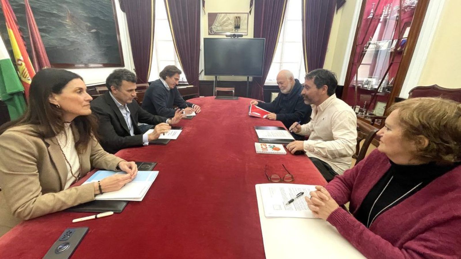 Miembros de la APDHA reunidos con el alcalde y los ediles de Asuntos Sociales y Vivienda.