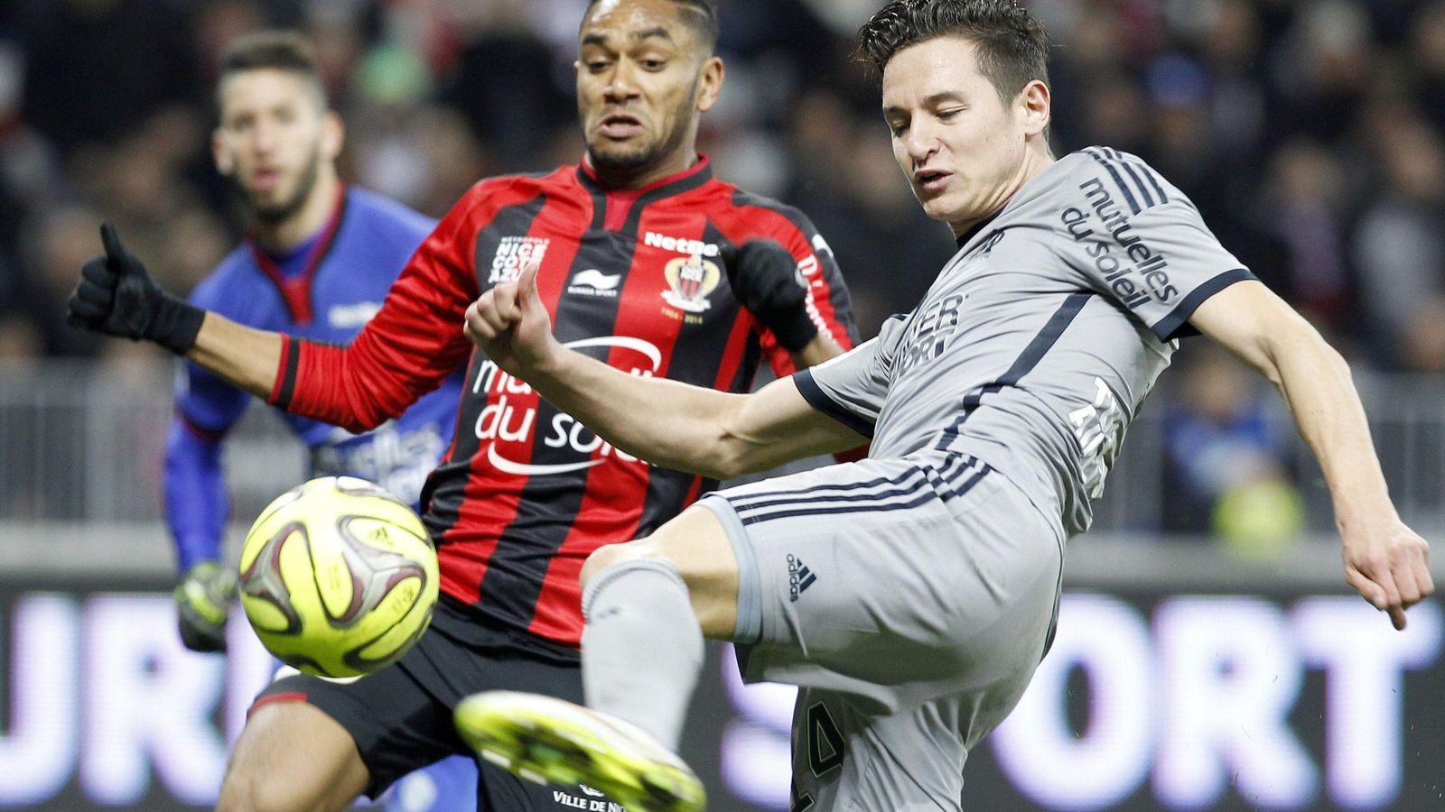 Jordan Amavi pugna por un balón con Thauvin (Marsella) durante su etapa como jugador del Niza.