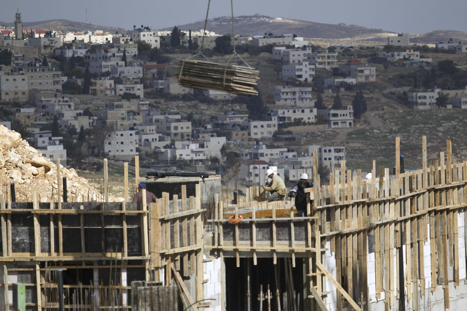 Obreros en una obra de un edificio en Cisjordania.