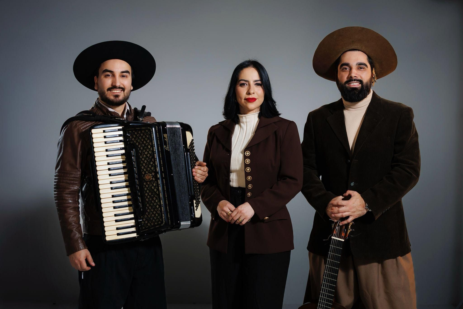 De izquierda a derecha, Los Hermanos Guedes: Andresito (acordeón), Anahy (voz y guitarra) y Karaí (voz y guitarra).