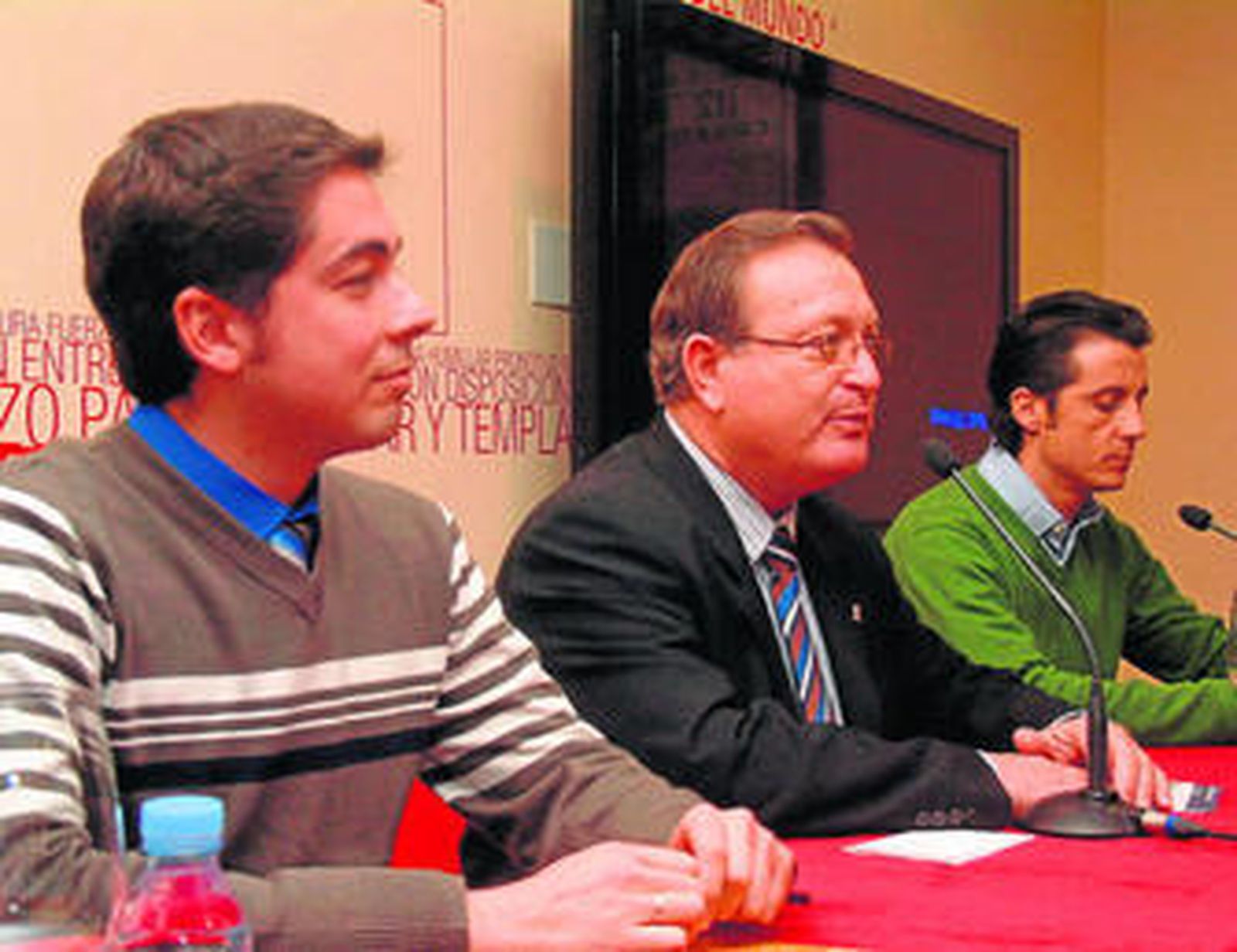 Juan Gabriel García y Ruiz Manuel flanquean al concejal José Galdeano que presentó el acto.
