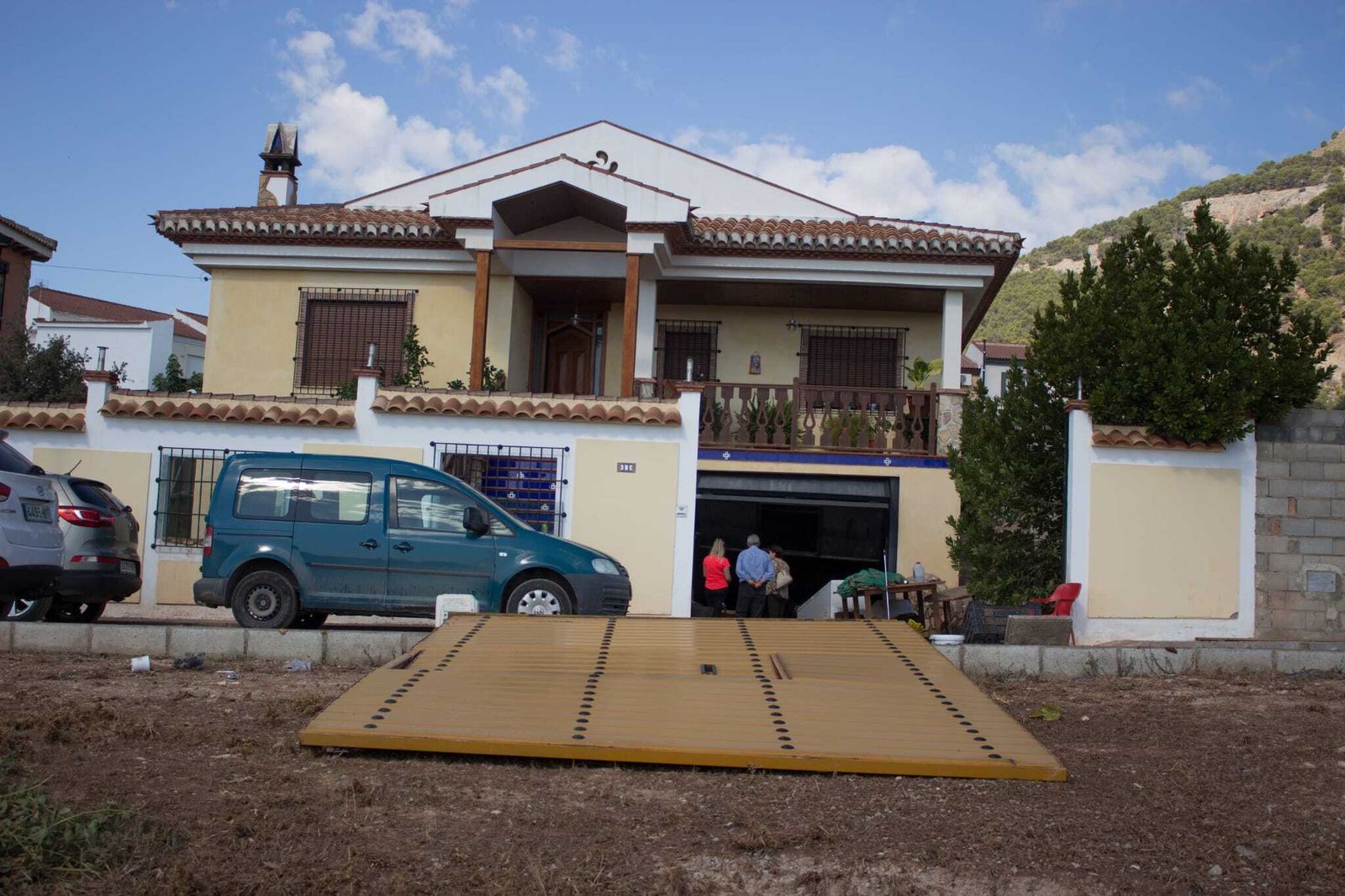 Fotos: la familia que tuvo que salir de su casa buceando por la tormenta en Granada