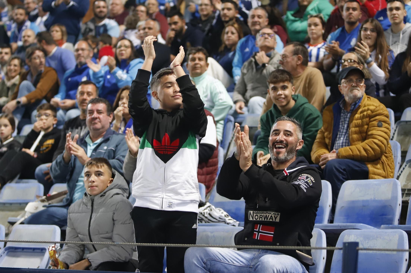 Gran ambiente en las gradas del Nuevo Colombino para el Recre-At Sanluqueño, en imágenes