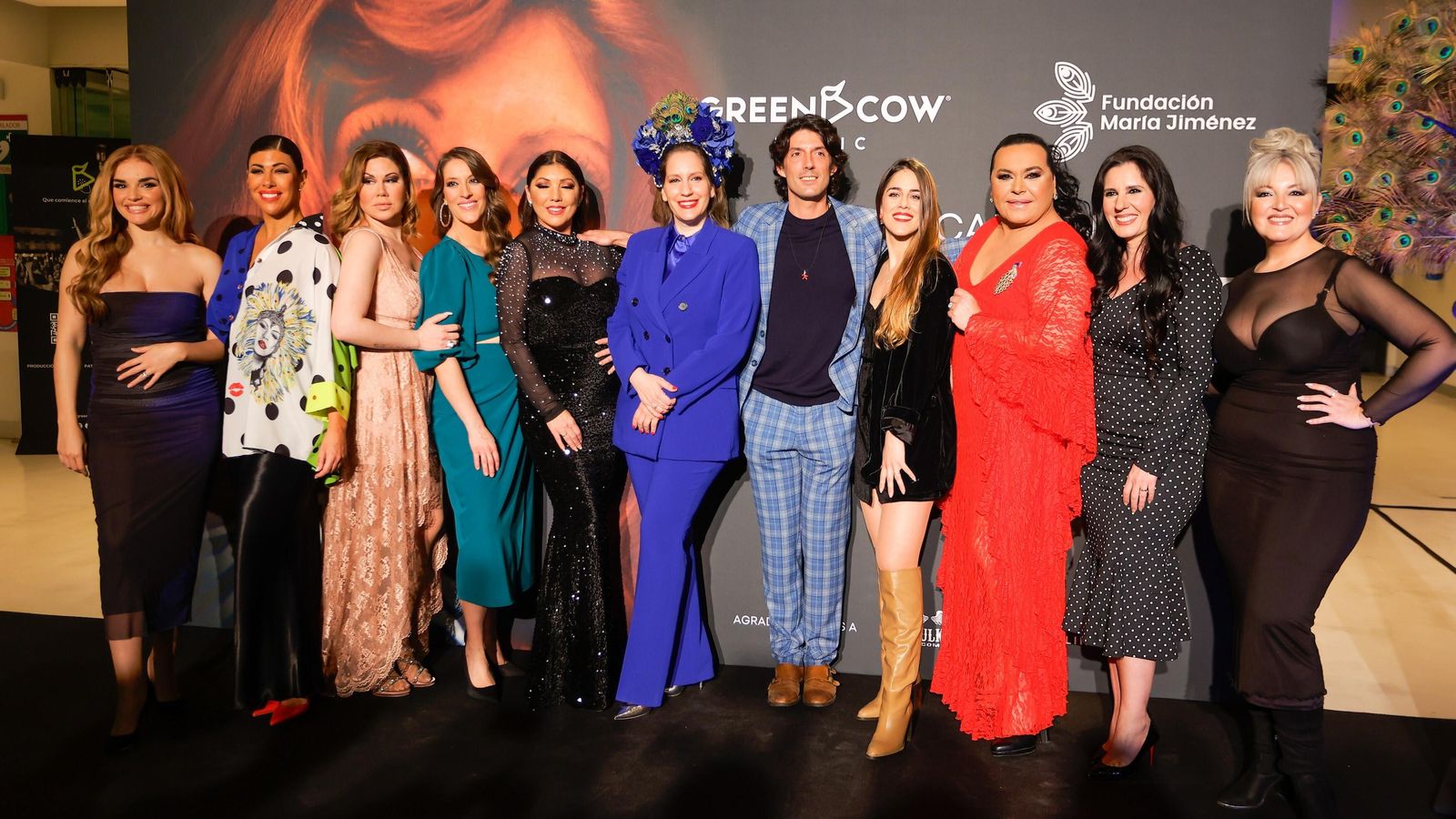 Varias de las artistas acompañan a Alejandro Jiménez, hijo de María