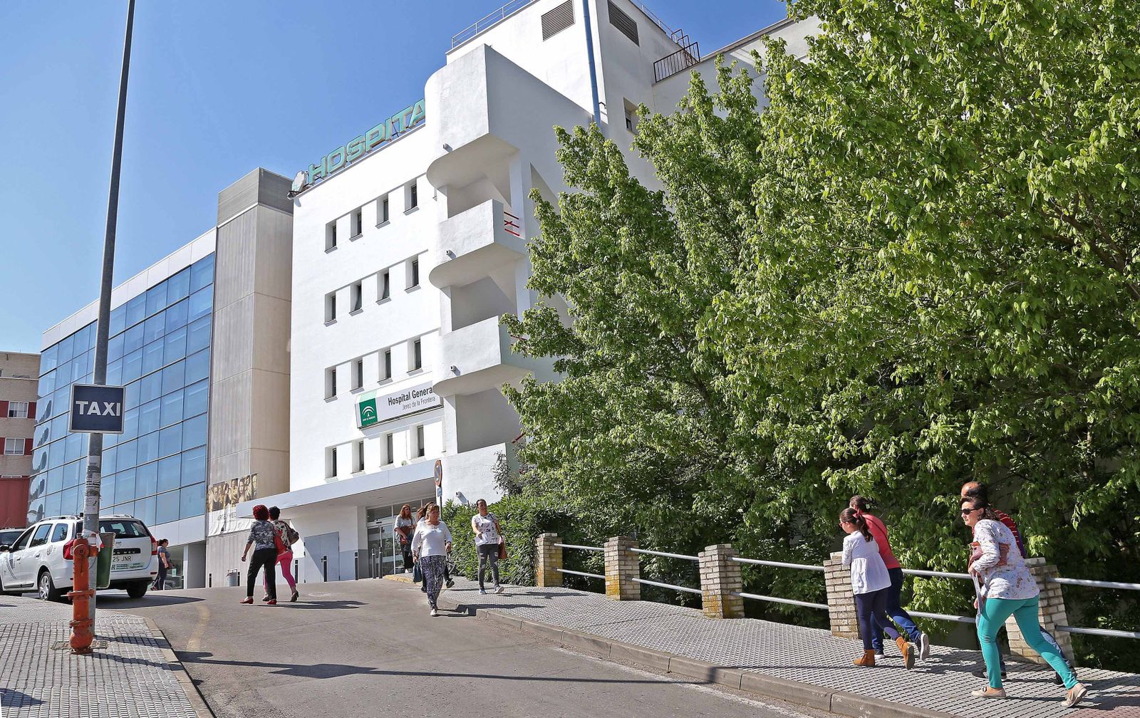 Entrada del edificio del hospital General.