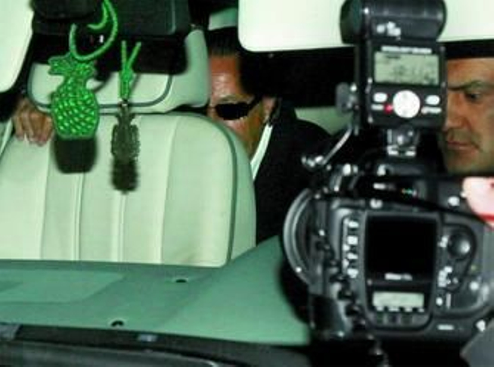 Los medios esperaban la salida de Julián Muñoz, que ocultó su cara con unas gafas de sol.