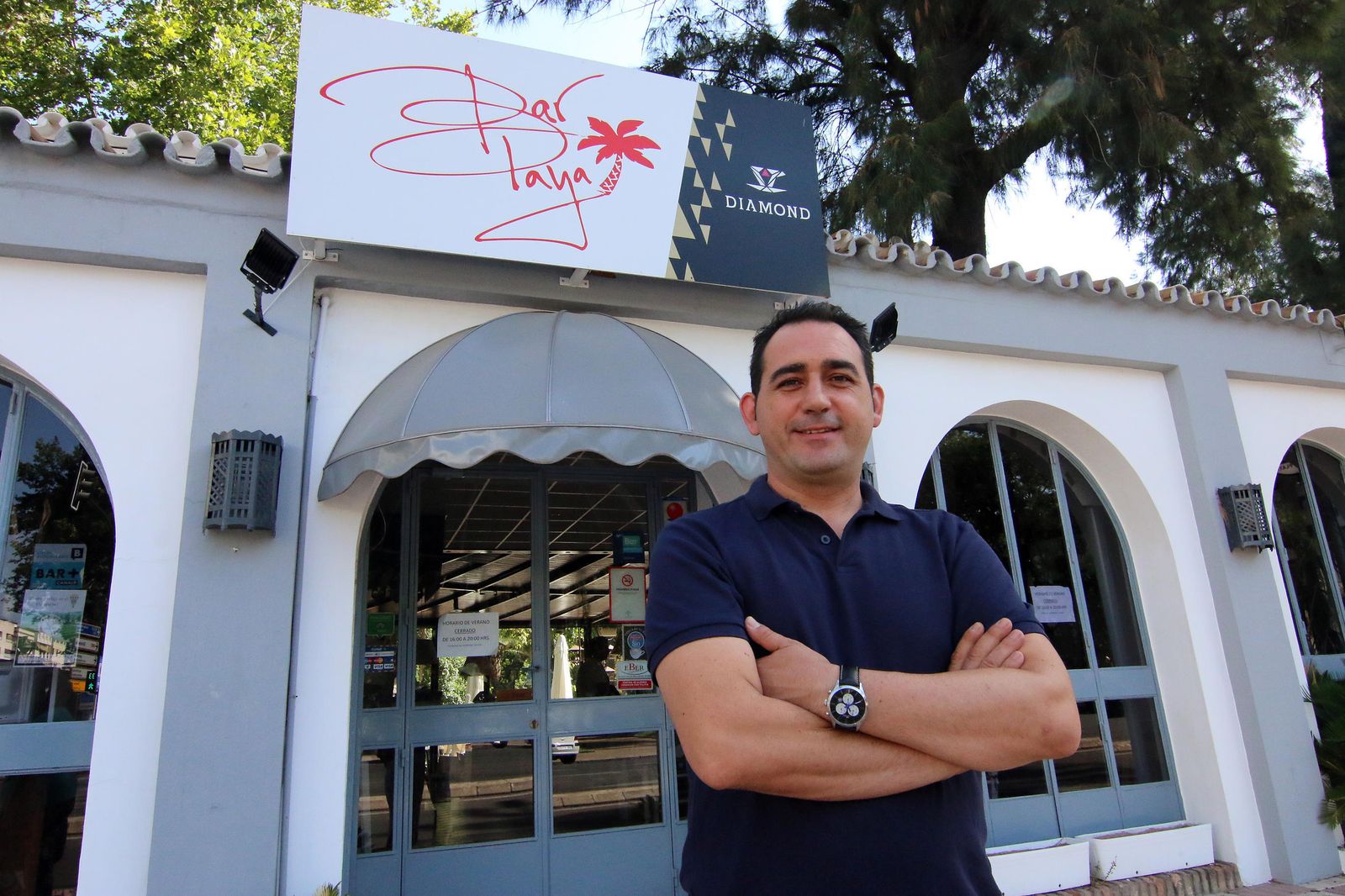 Javier Chavero, gerente del Bar Playa, frente a la fachada del establecimiento./ BARRIONUEVO