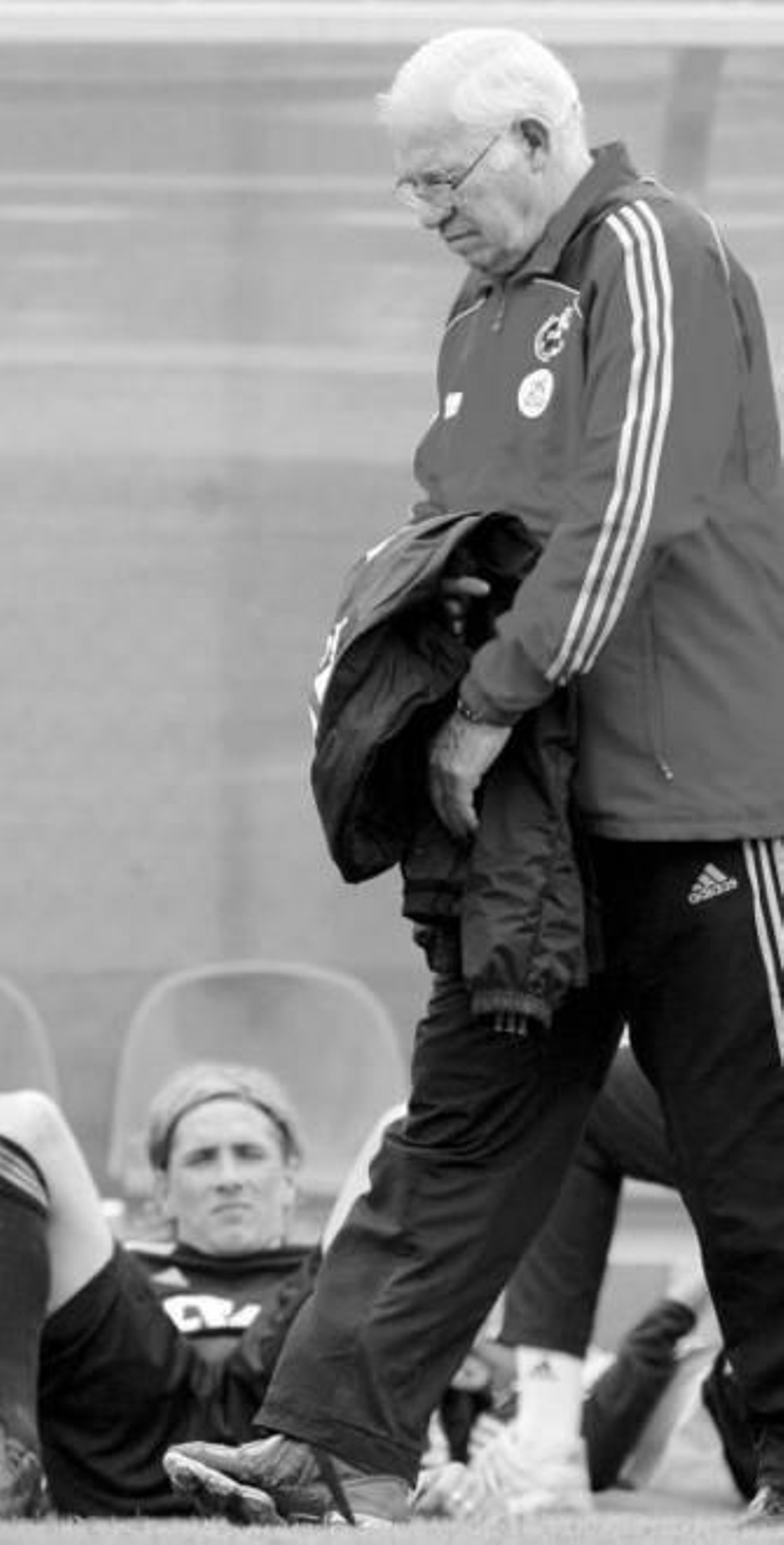 Luis Aragonés pasa por delante de Fernando Torres.