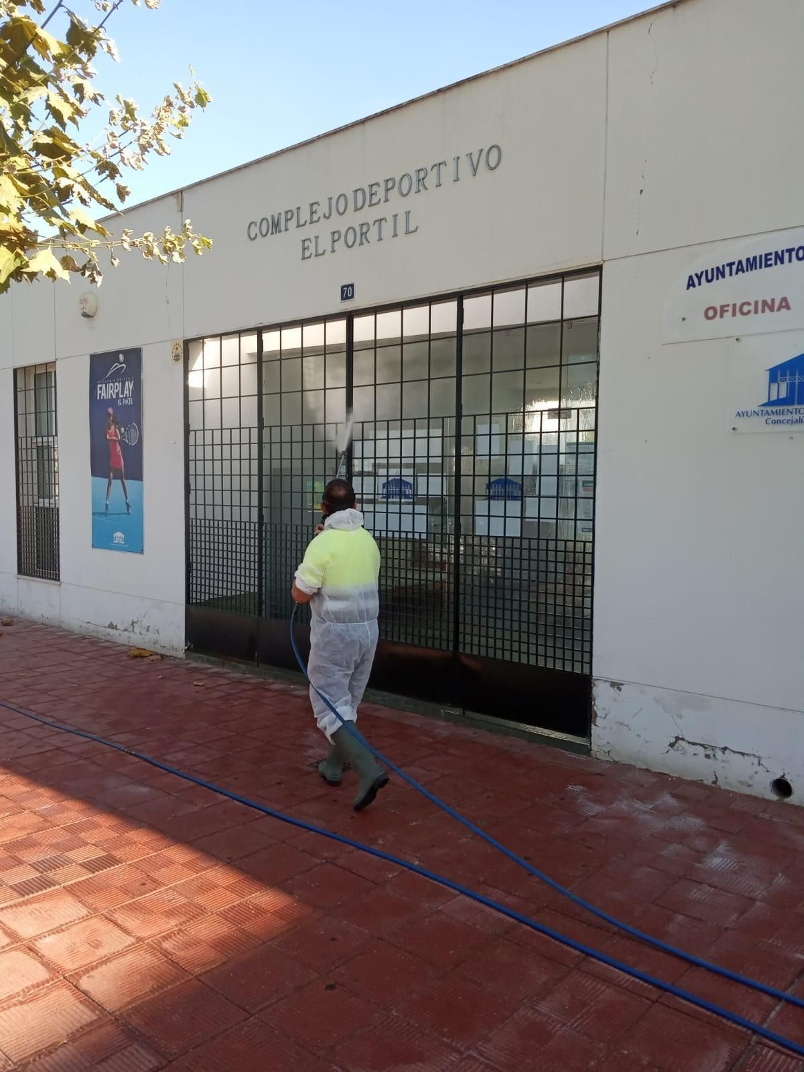 Un operario desinfecta el complejo deportivo de El Portil.