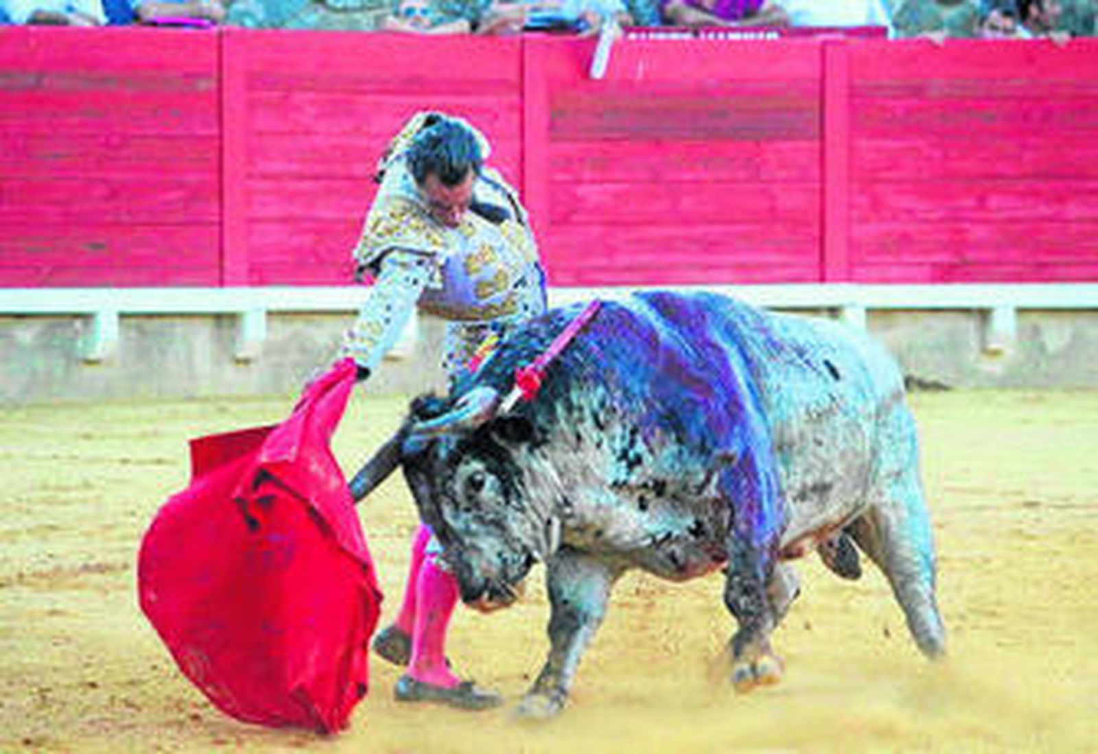Muletazo por alto de El Cid al excelente toro que hizo cuarto en la tarde.