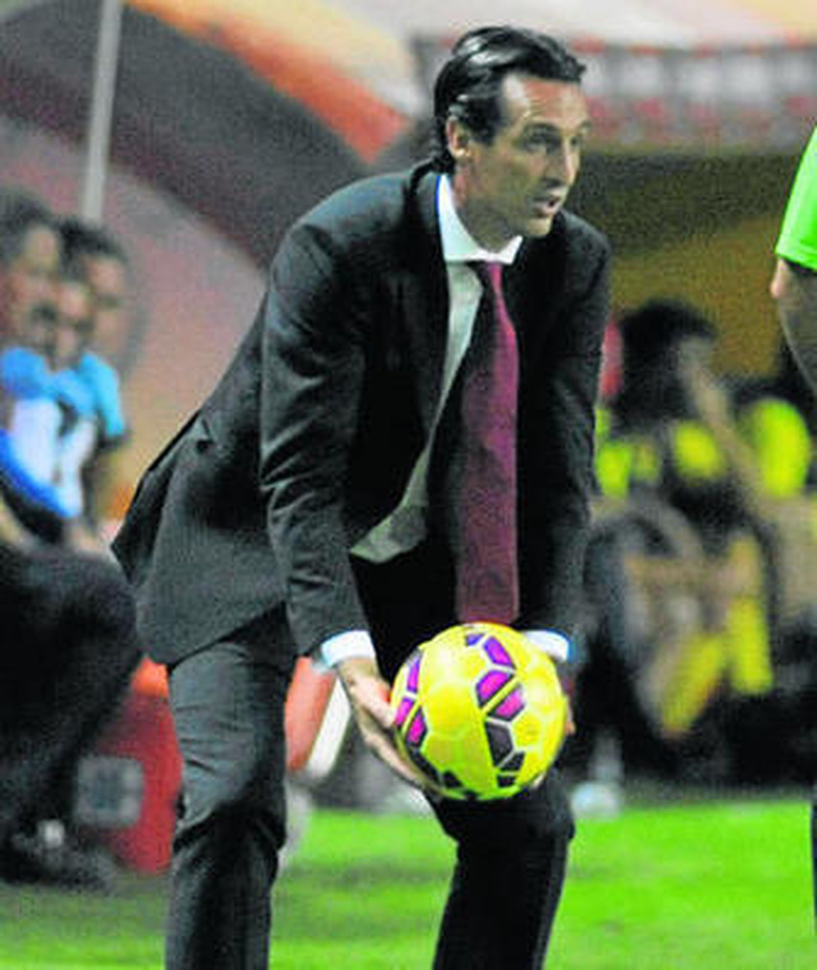 Emery coge un balón y lo devuelve rápido en un momento de la segunda parte.