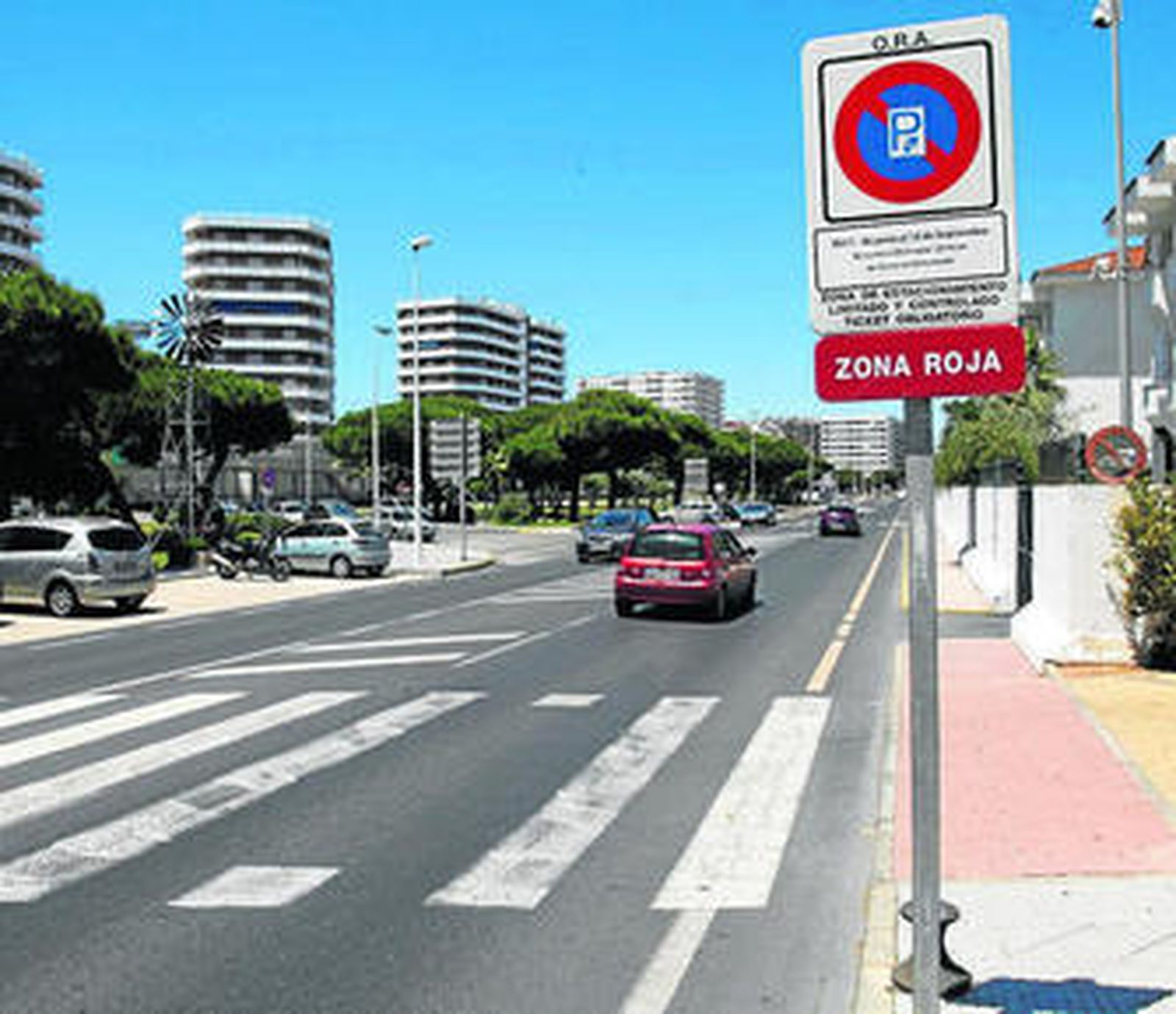 Nueva señalización sobre estacionamiento en la avenida Ciudad de Huelva.