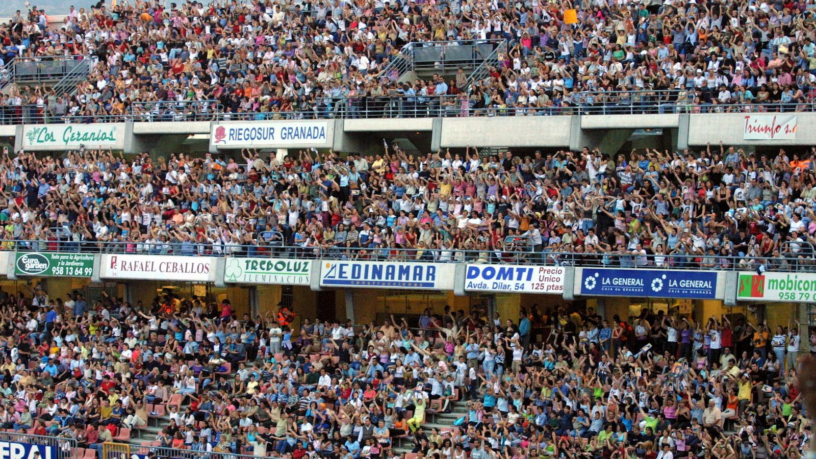 Vista del Estadio de las gradas de Los Cármenes durante el concierto de Rosa.