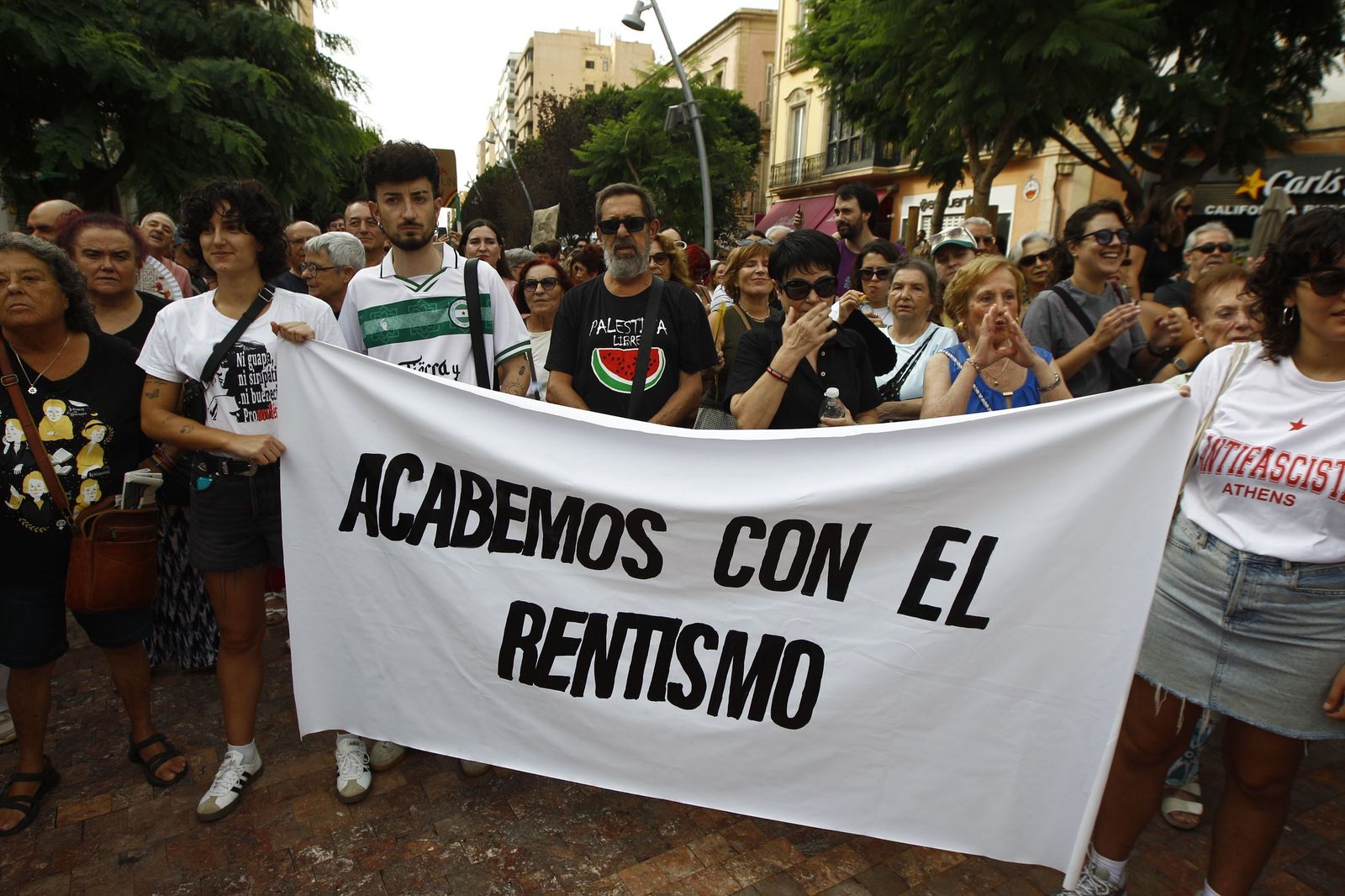Manifestación en Almería por el derecho a la vivienda, en imágenes