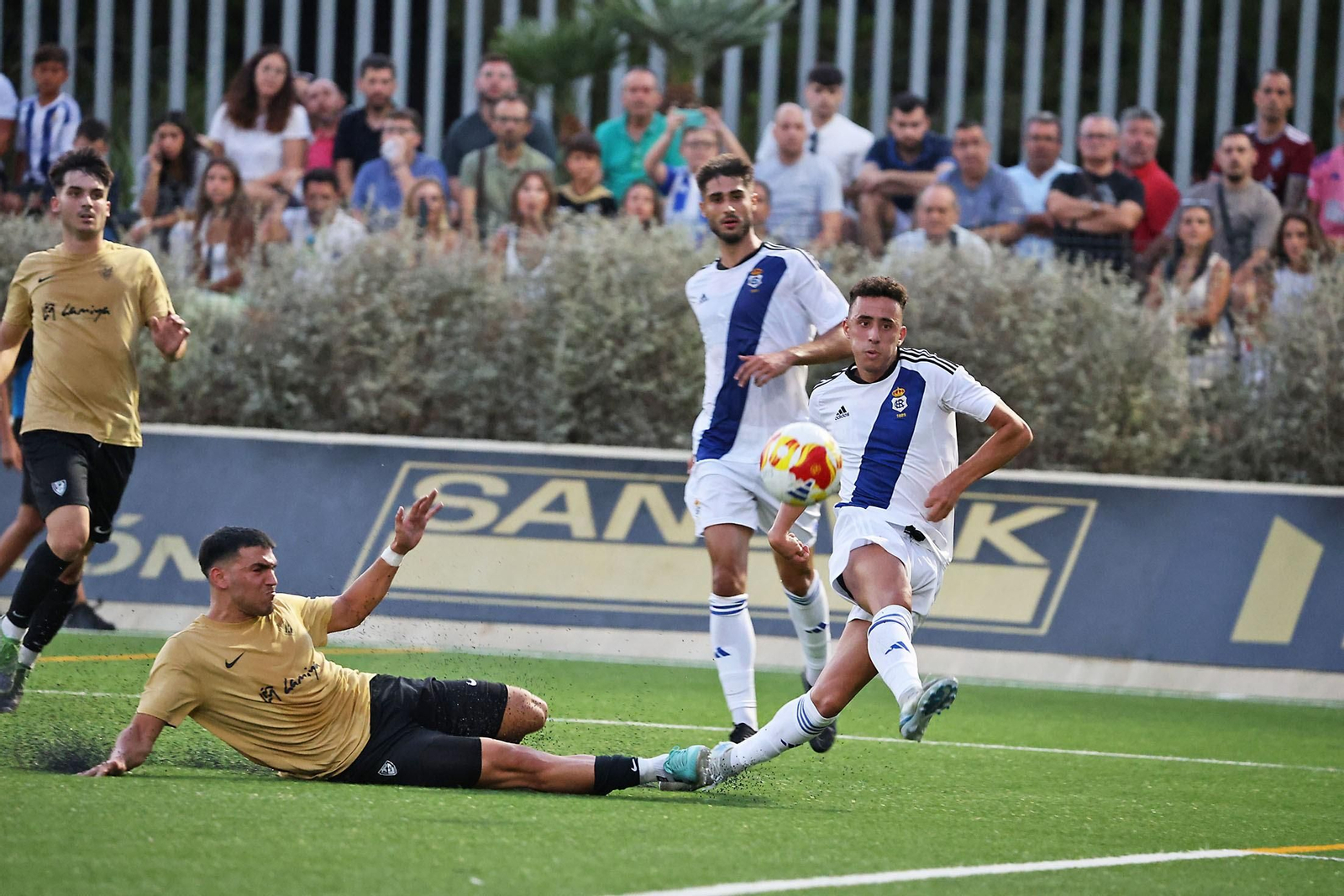 Juan Almeida define para hacer el primer gol de la pretemporada.