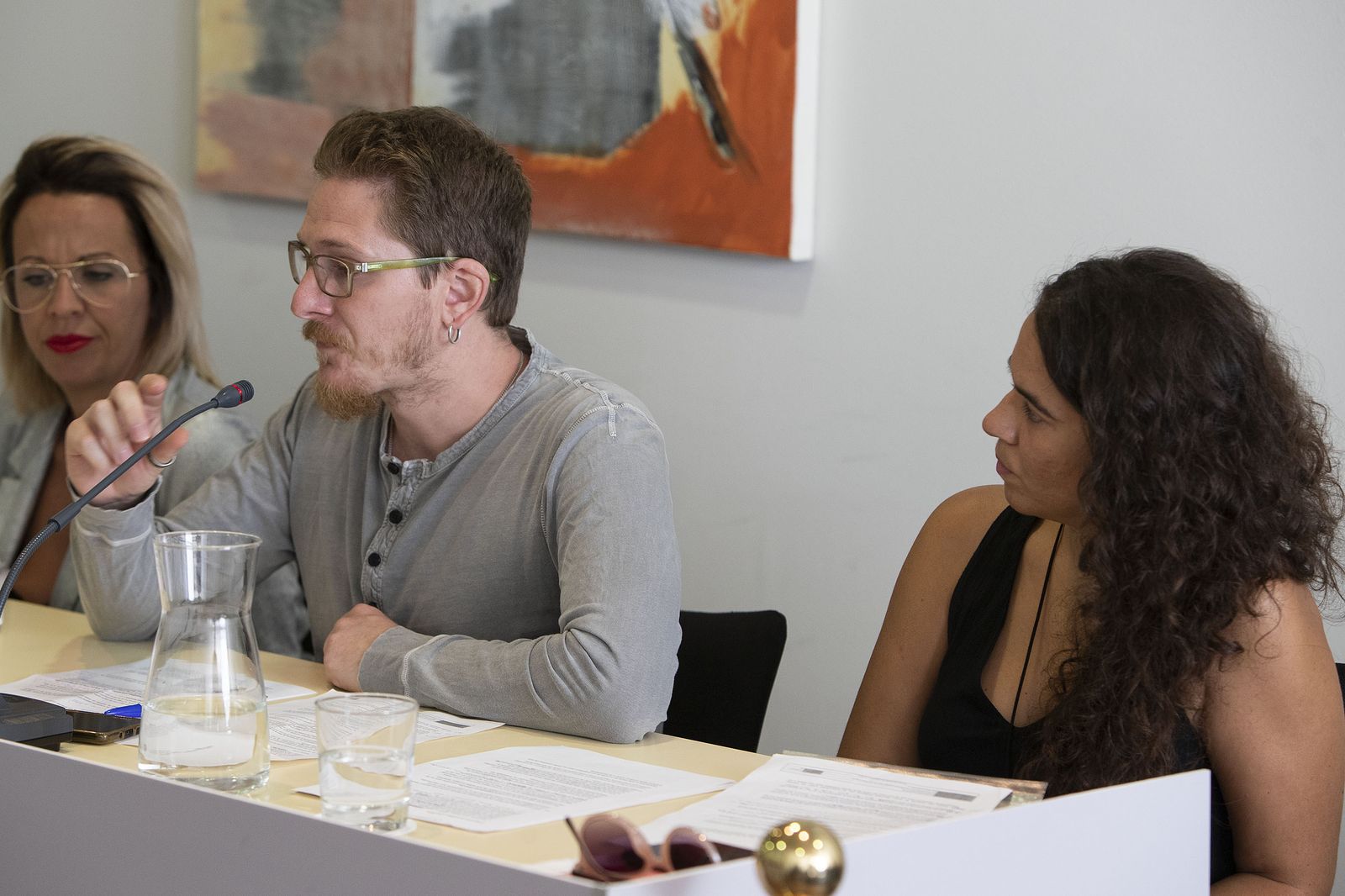 La concejala Ana Rojas (derecha) junto a Ernesto Díaz, en el último pleno.