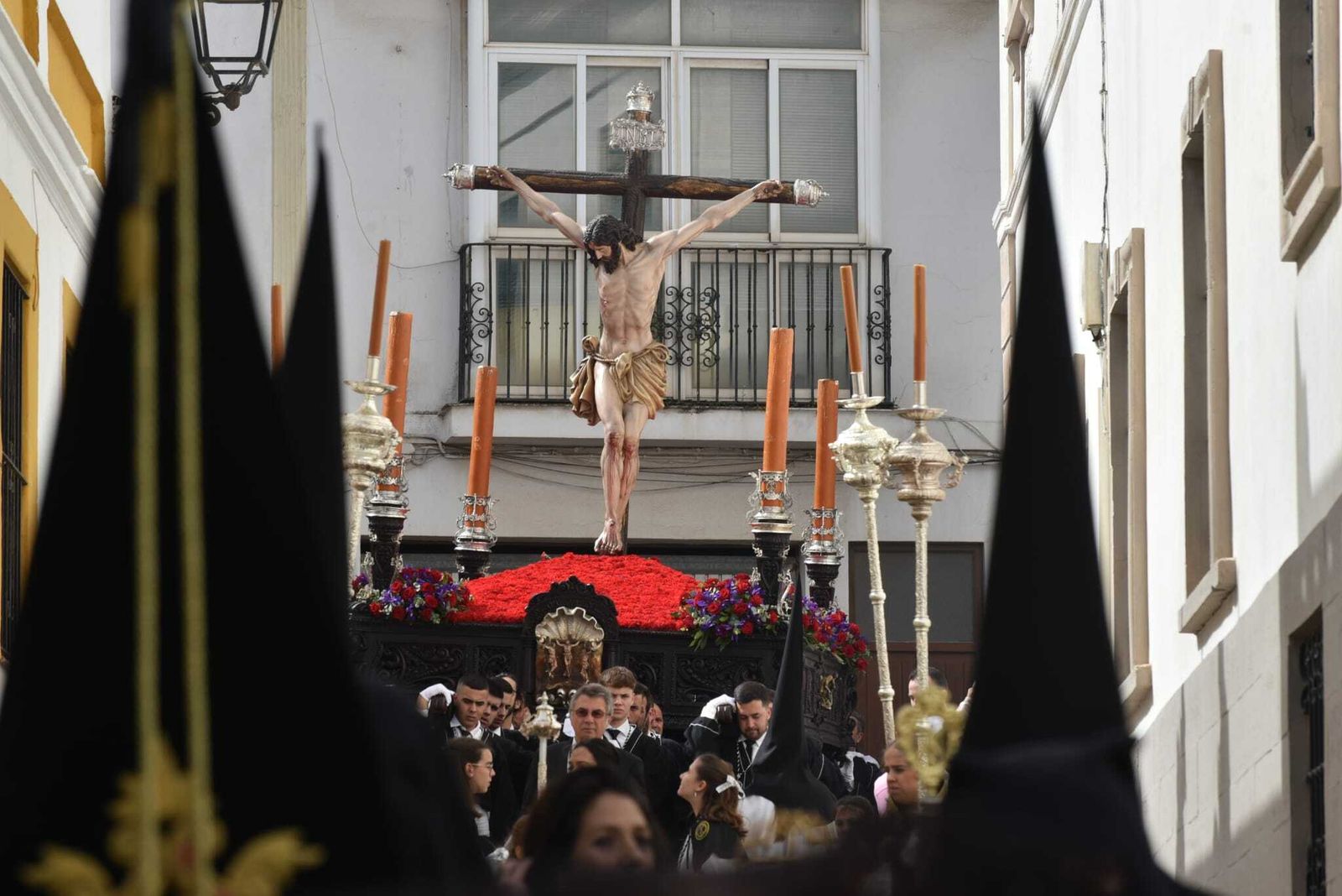 El Cristo de la Buena Muerte desfila por las calles de San Roque