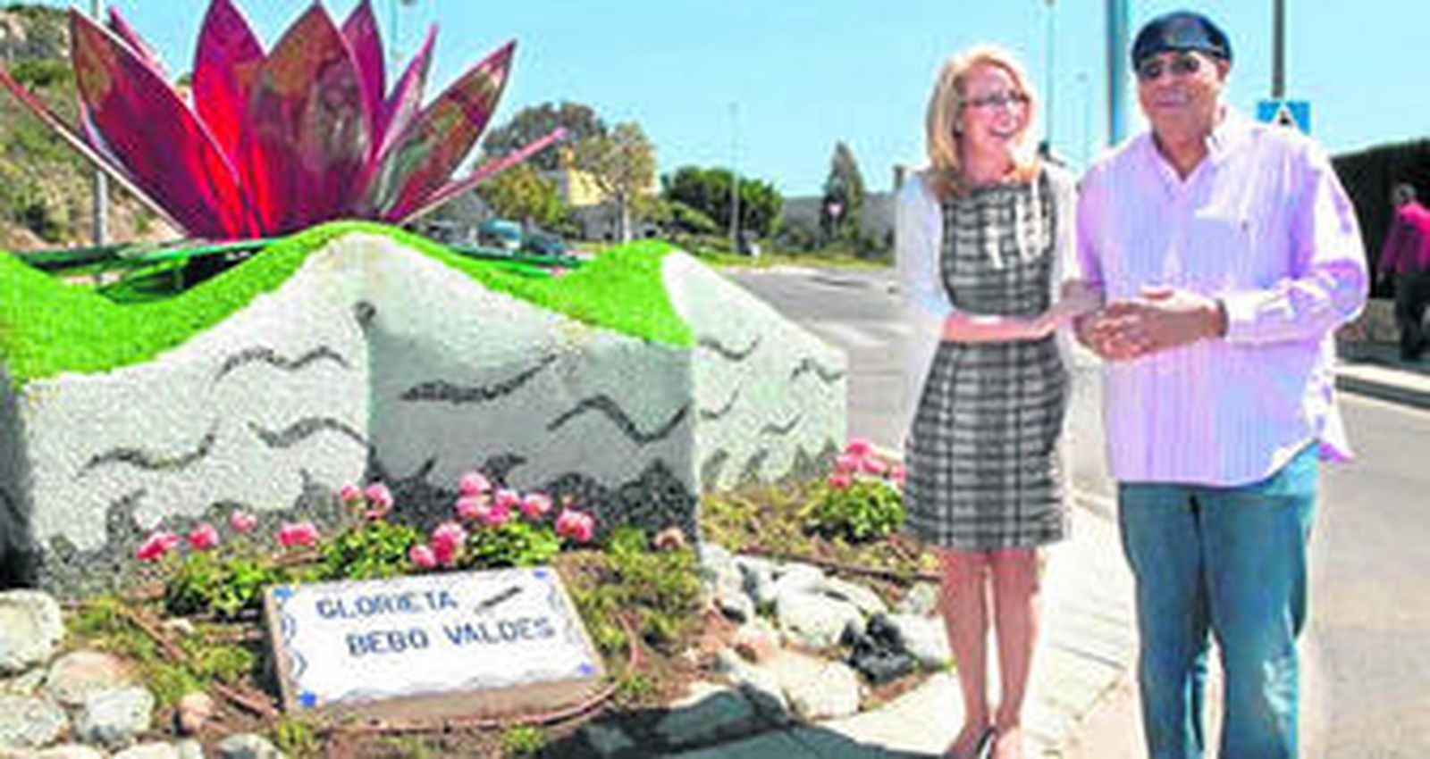 Paloma Gálvez junto a Chucho Valdés, junto a la placa con el nombre de Bebo en una rotonda.