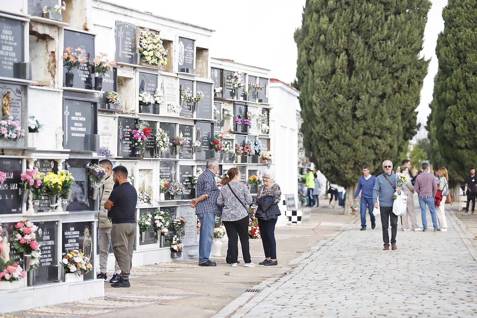 Imágenes del Día de Todos los Santos en el cementerio de la Soledad de Huelva