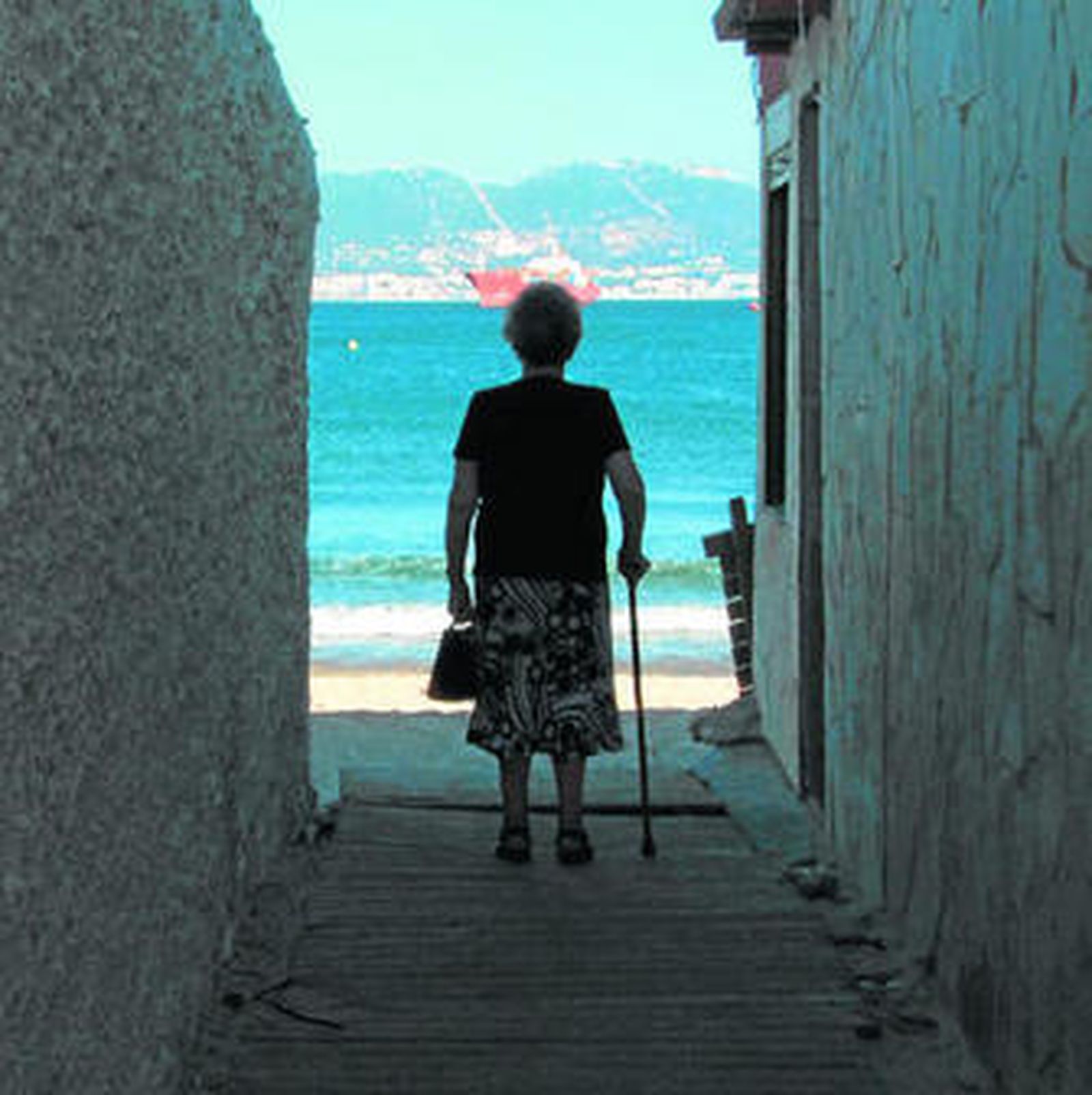 Imagen de la mujer protagonista del documental de Raúl Santos, con vistas al Peñón de Gibraltar.