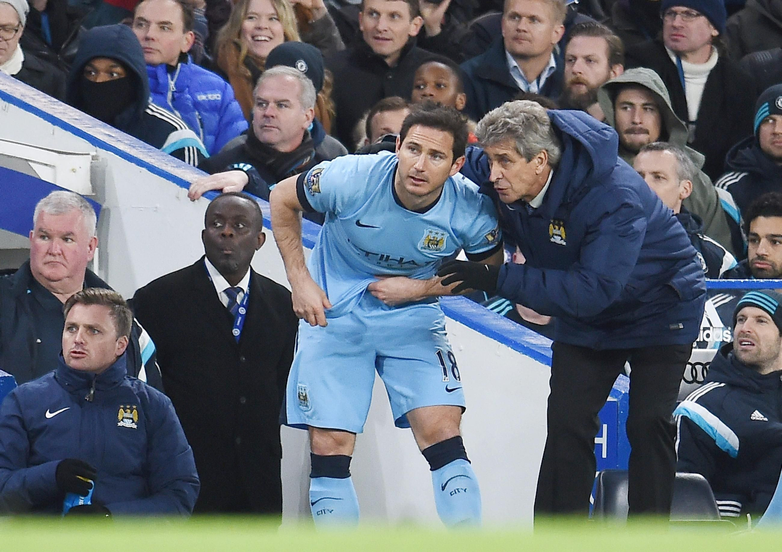 Pellegrini da instrucciones a Lampard.